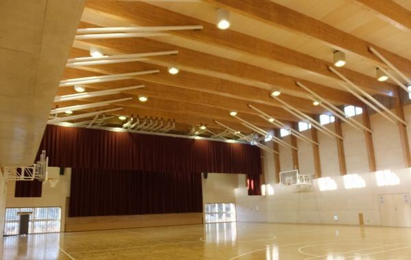 木造建築の施工事例：広島県立広島学園(屋内運動場) 1枚目