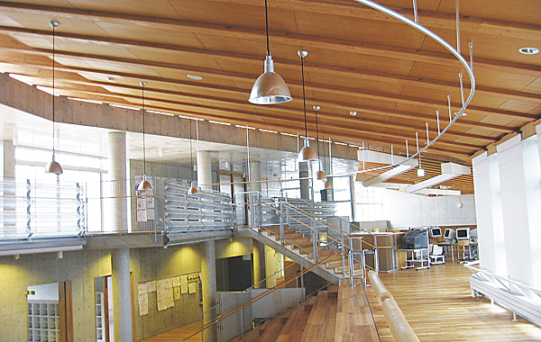 木造建築の施工事例：鯖江市立中河小学校 ラーニングセンター棟 1枚目