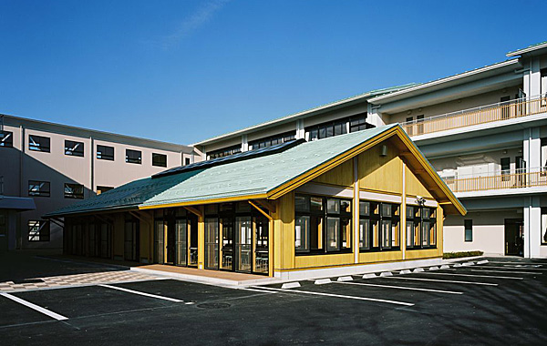 木造建築の施工事例：甲賀市立貴生川小学校 ランチルーム棟 1枚目