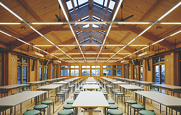 木造建築の施工事例：甲賀市立貴生川小学校 ランチルーム棟 2枚目