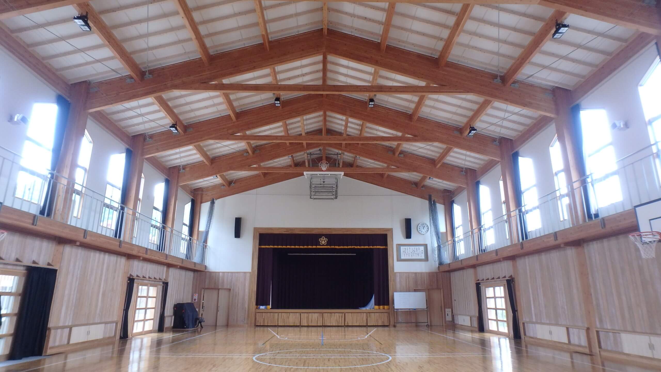 木造建築の施工事例：奥出雲町立八川小学校（屋内運動場） 1枚目