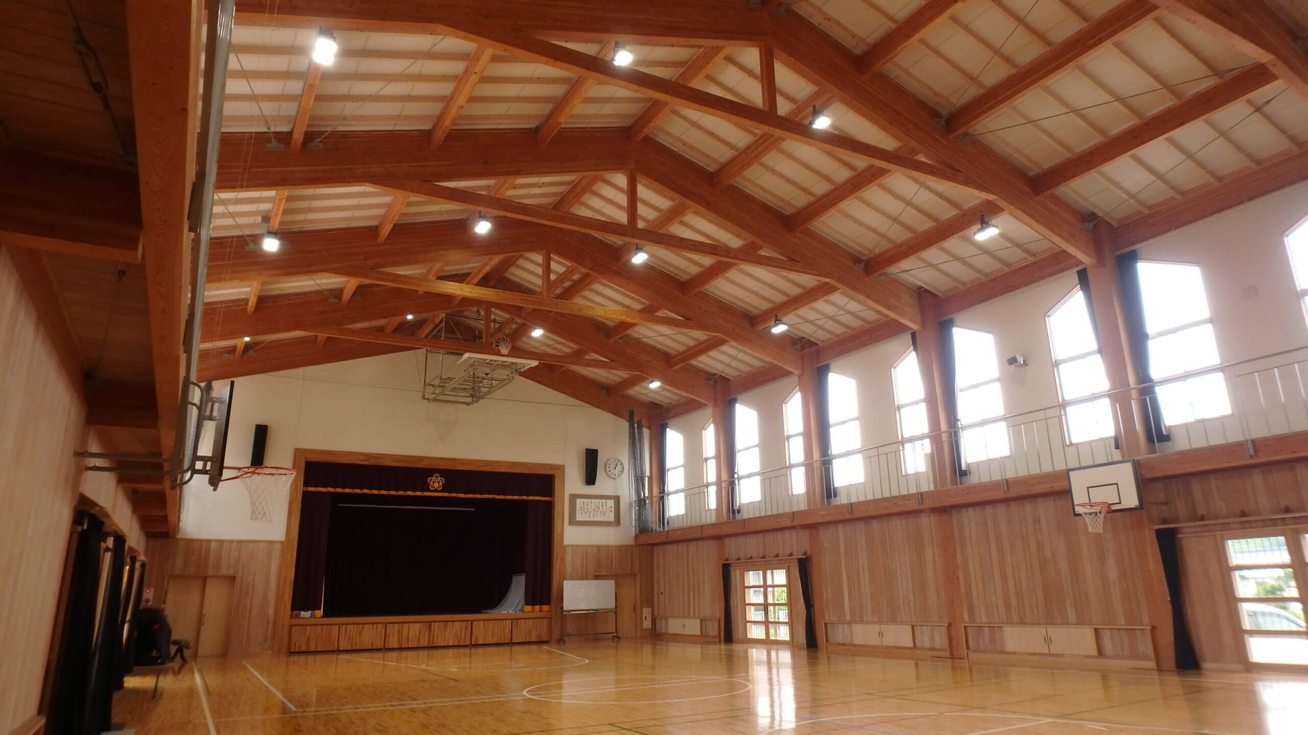 木造建築の施工事例：奥出雲町立八川小学校（屋内運動場） 3枚目