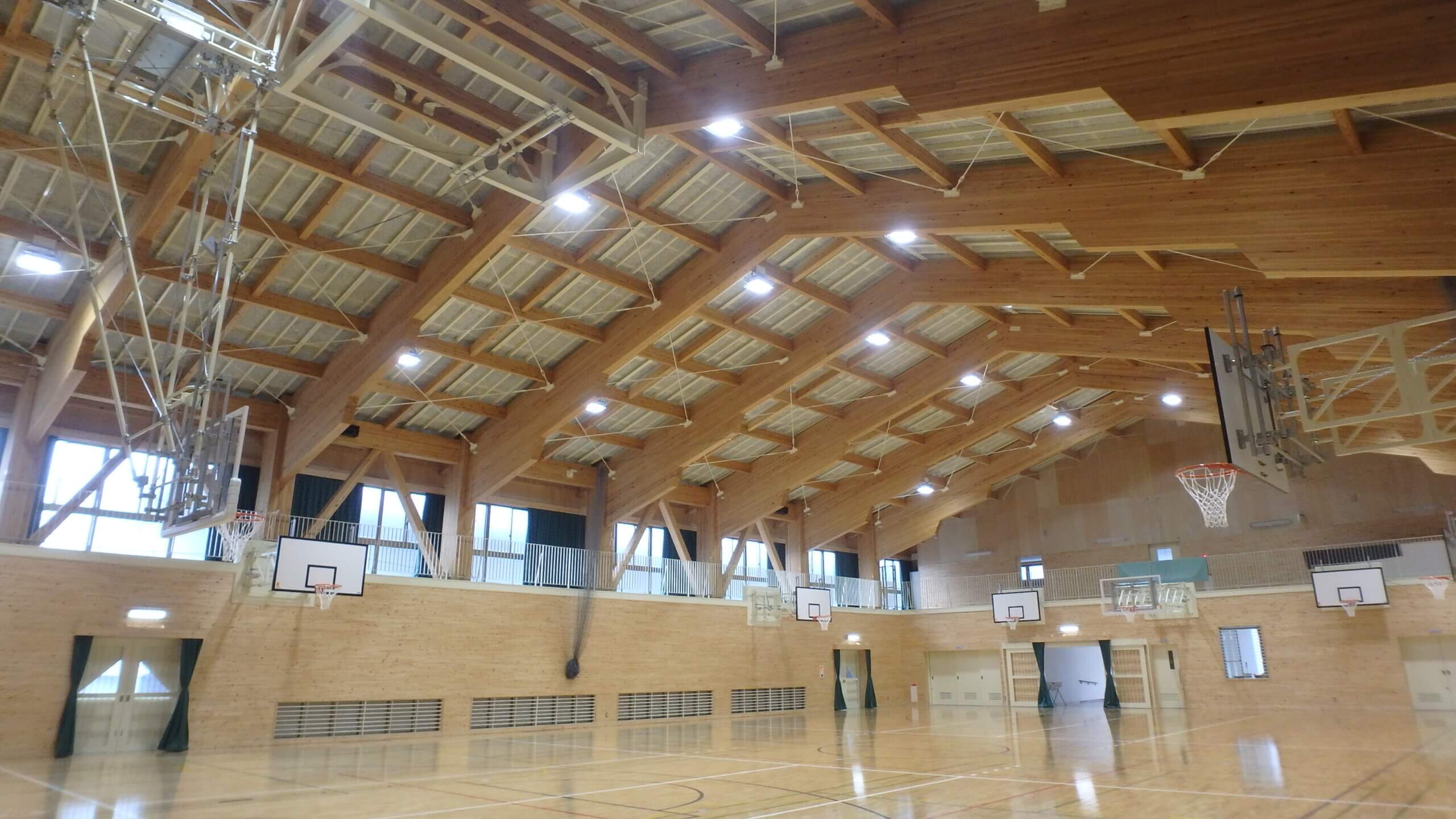 木造建築の施工事例：岡山県立津山中学校（中高一貫校） 屋内運動場 1枚目