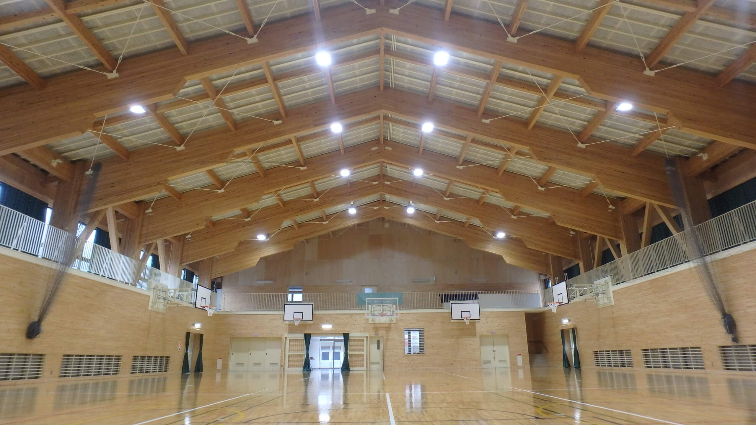 木造建築の施工事例：岡山県立津山中学校（中高一貫校） 屋内運動場 3枚目