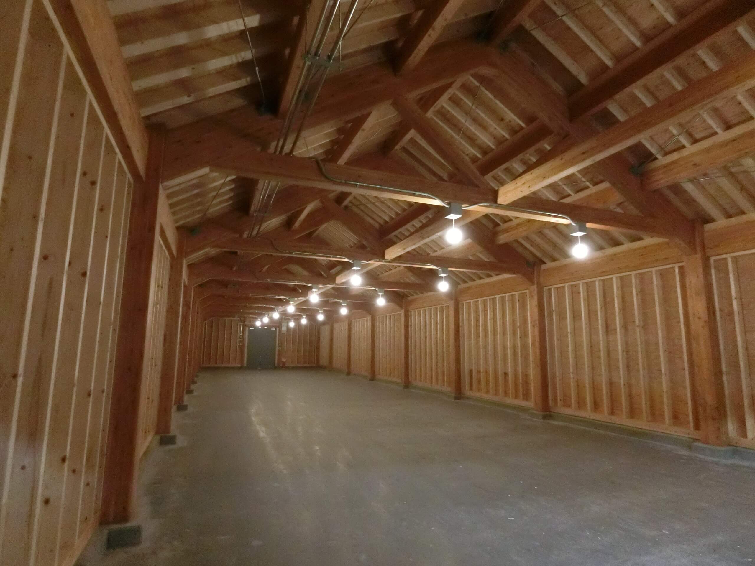 木造建築の施工事例：ニセコ蒸溜所　貯蔵庫棟 3枚目