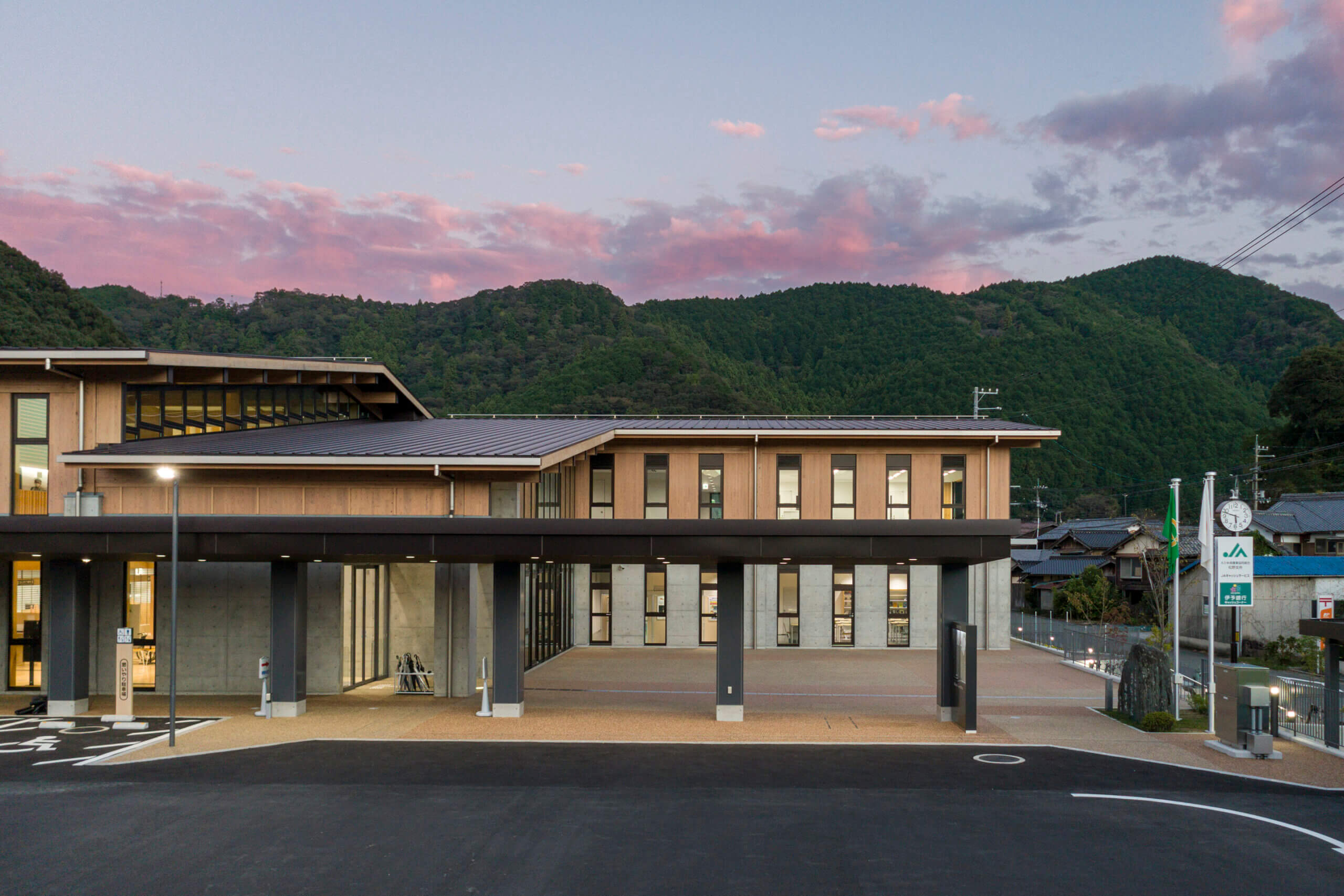 木造建築の施工事例：松野町新庁舎 2枚目