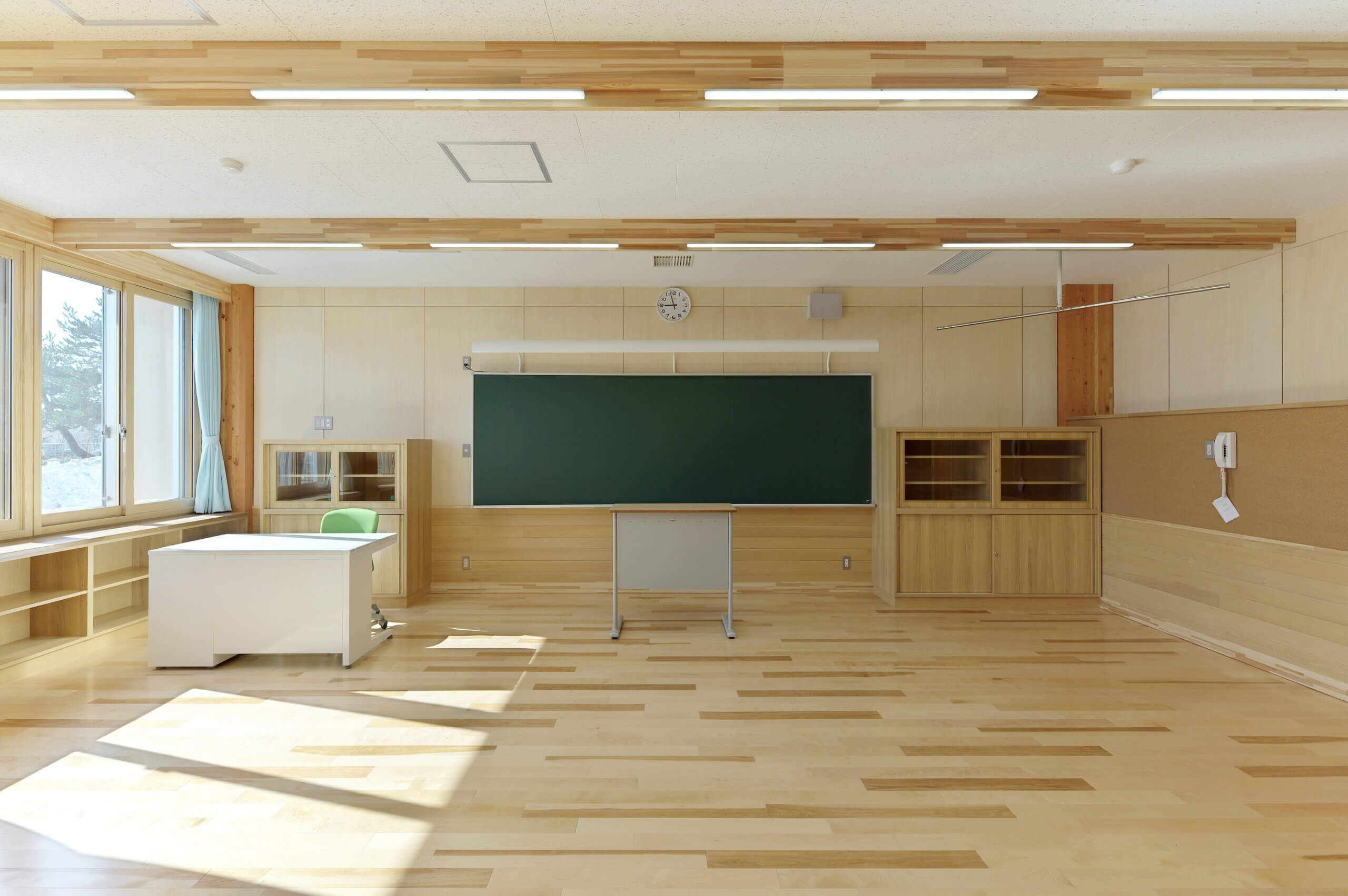 木造建築の施工事例：六ケ所村立千歳平小学校校舎 2枚目