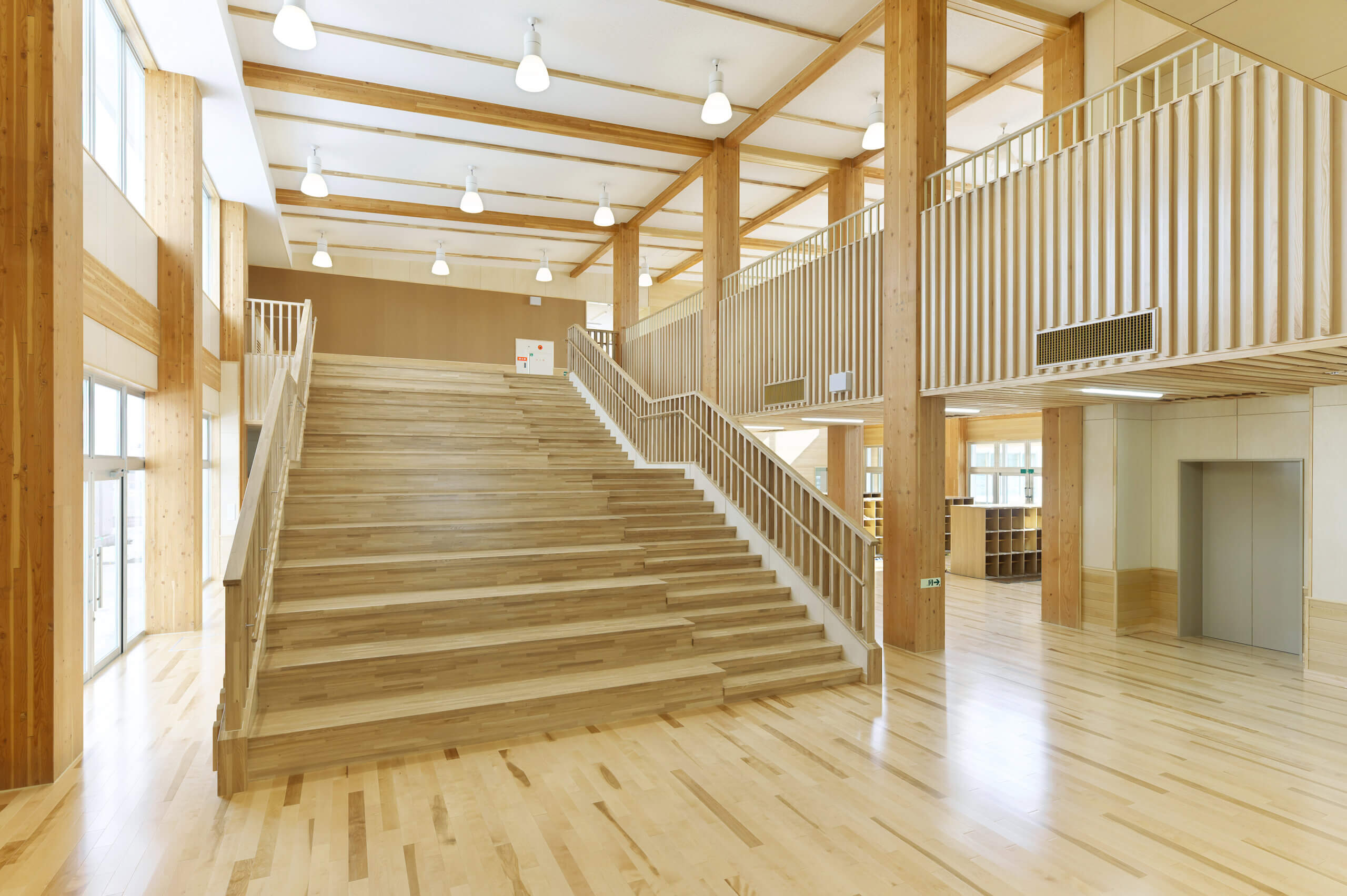 木造建築の施工事例：六ケ所村立千歳平小学校校舎 1枚目