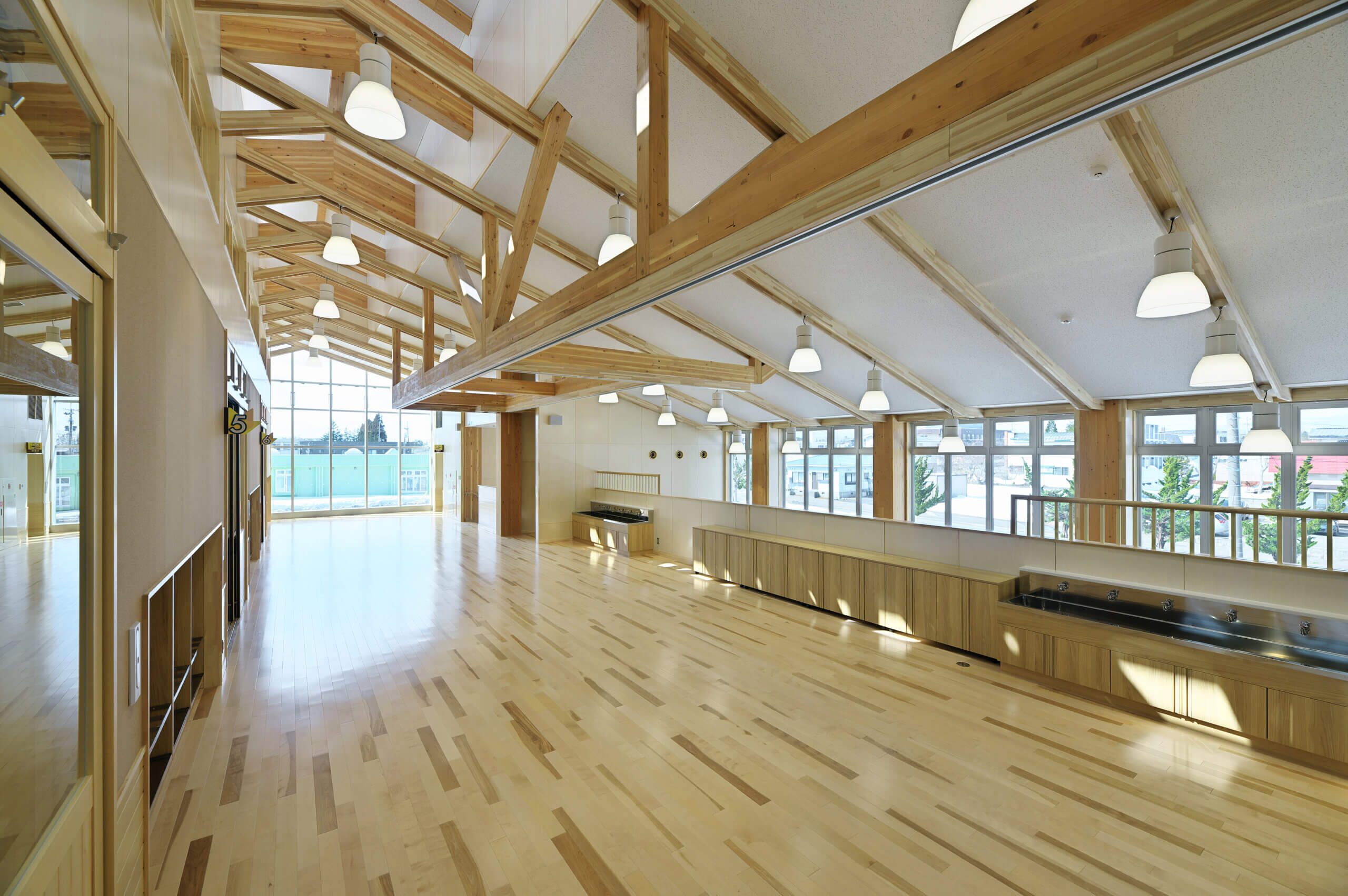木造建築の施工事例：六ケ所村立千歳平小学校校舎 3枚目