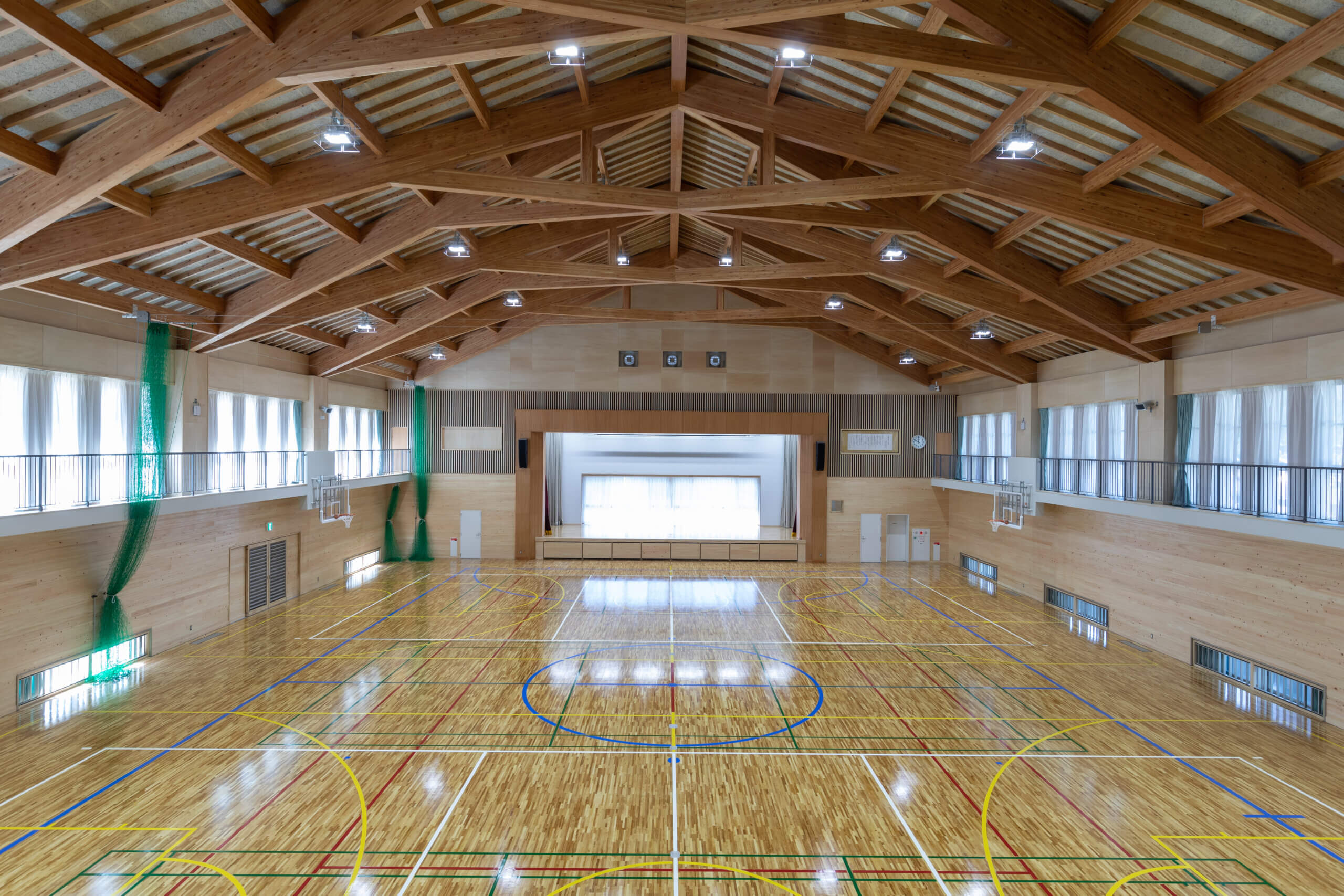 木造建築の施工事例：天龍村総合体育施設 2枚目