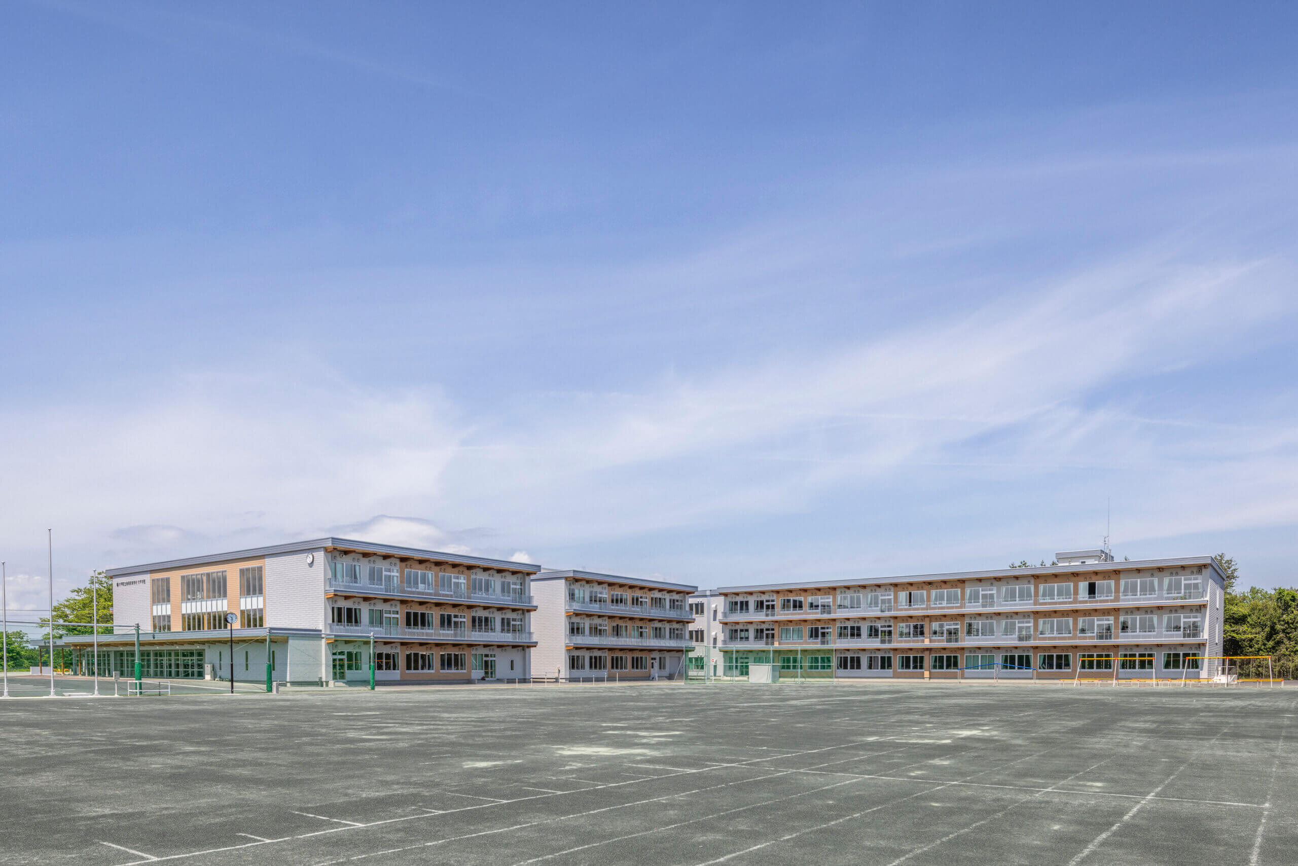 木造建築の施工事例：六戸町立義務教育学校　六戸学園 3枚目