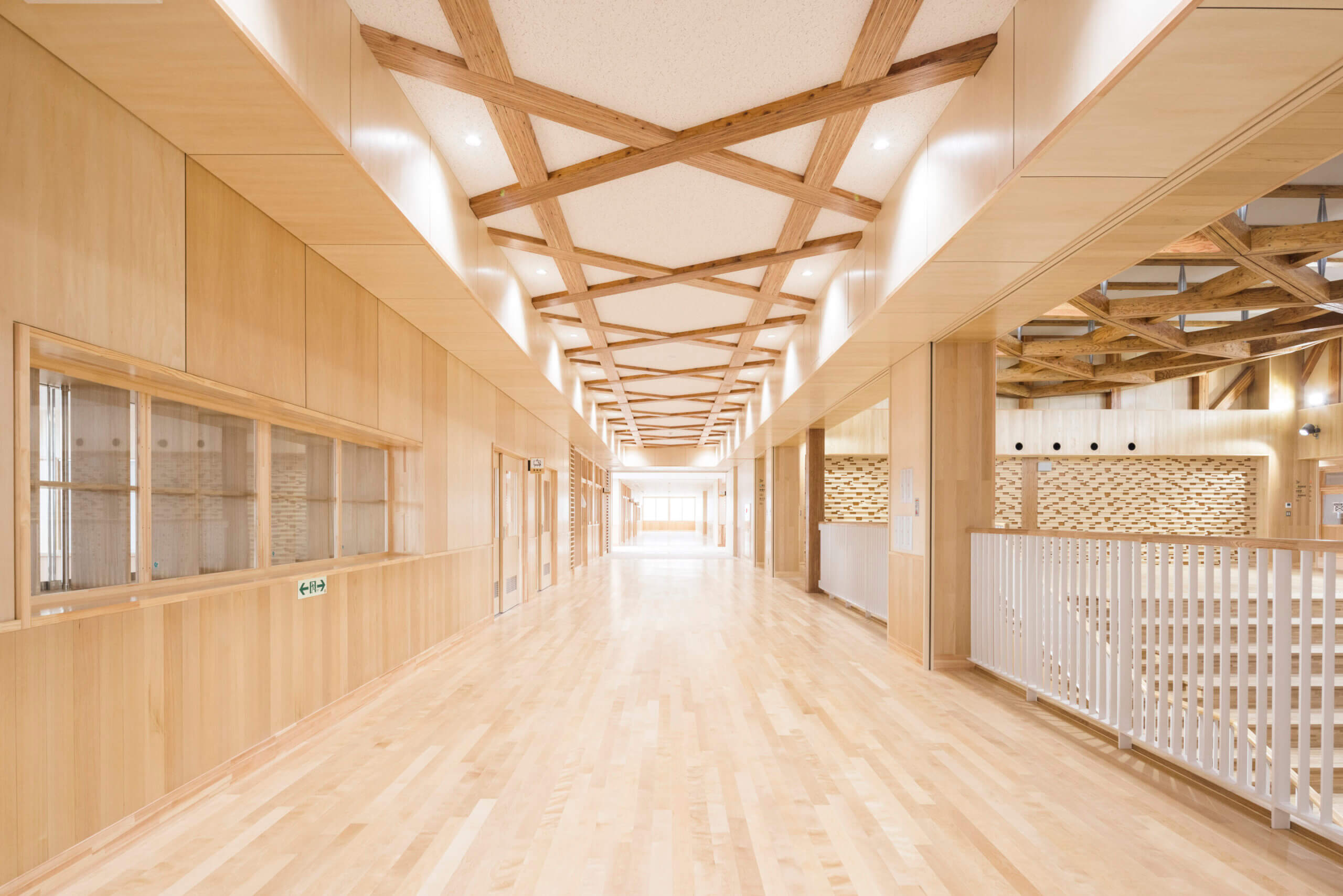 木造建築の施工事例：六戸町立義務教育学校　六戸学園 4枚目