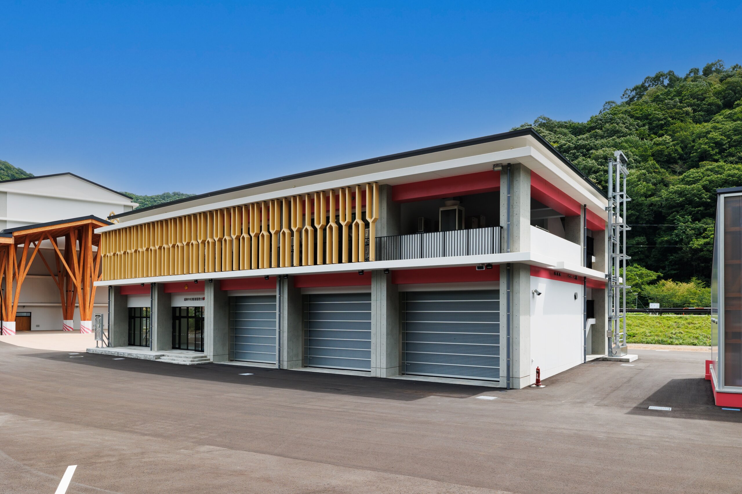 木造建築の施工事例：葛巻町複合庁舎／盛岡中央消防署葛巻分署　木ルーバー 1枚目