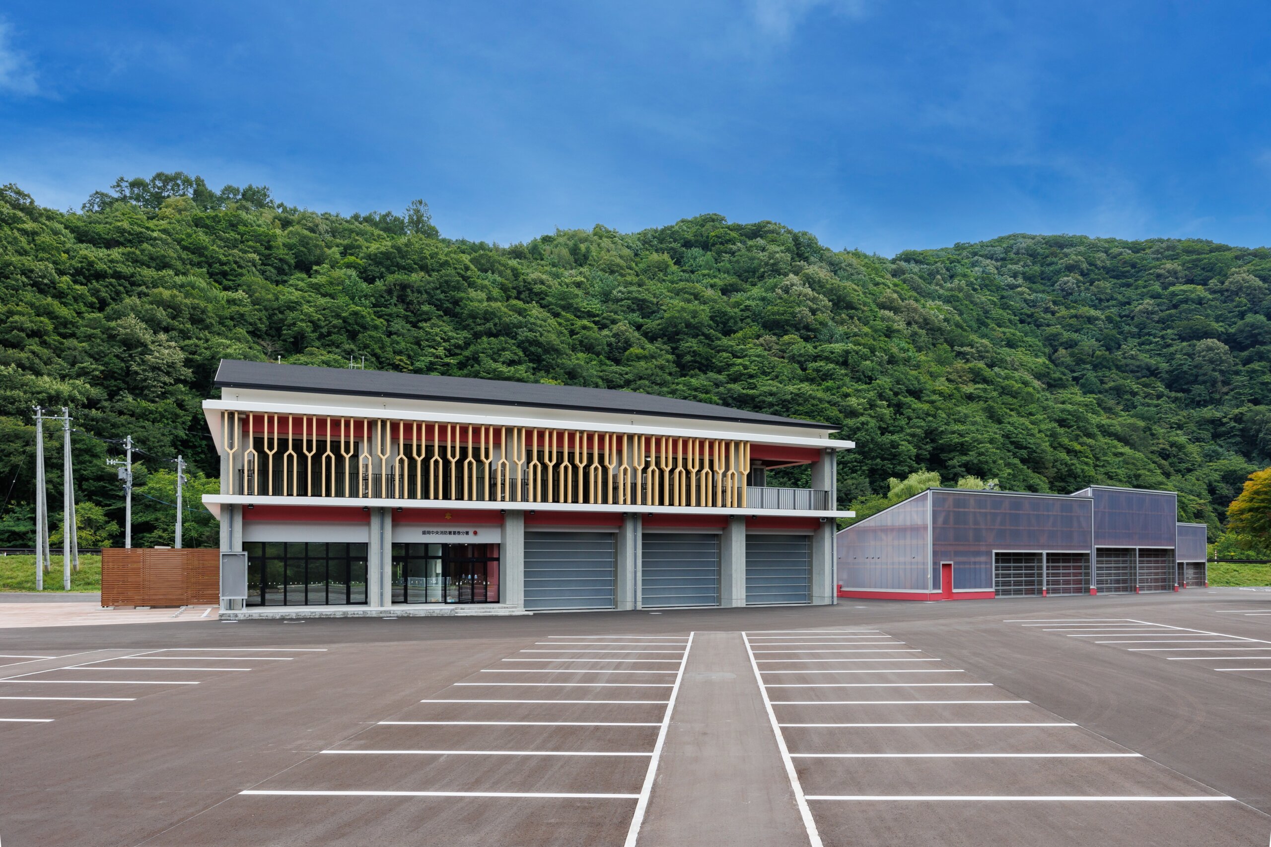 木造建築の施工事例：葛巻町複合庁舎／盛岡中央消防署葛巻分署　木ルーバー 2枚目